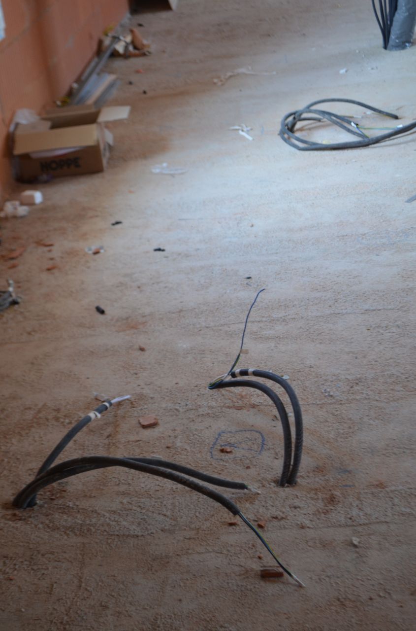 2015/09/11: Électricité: début de la mise en place des câbles et gaines