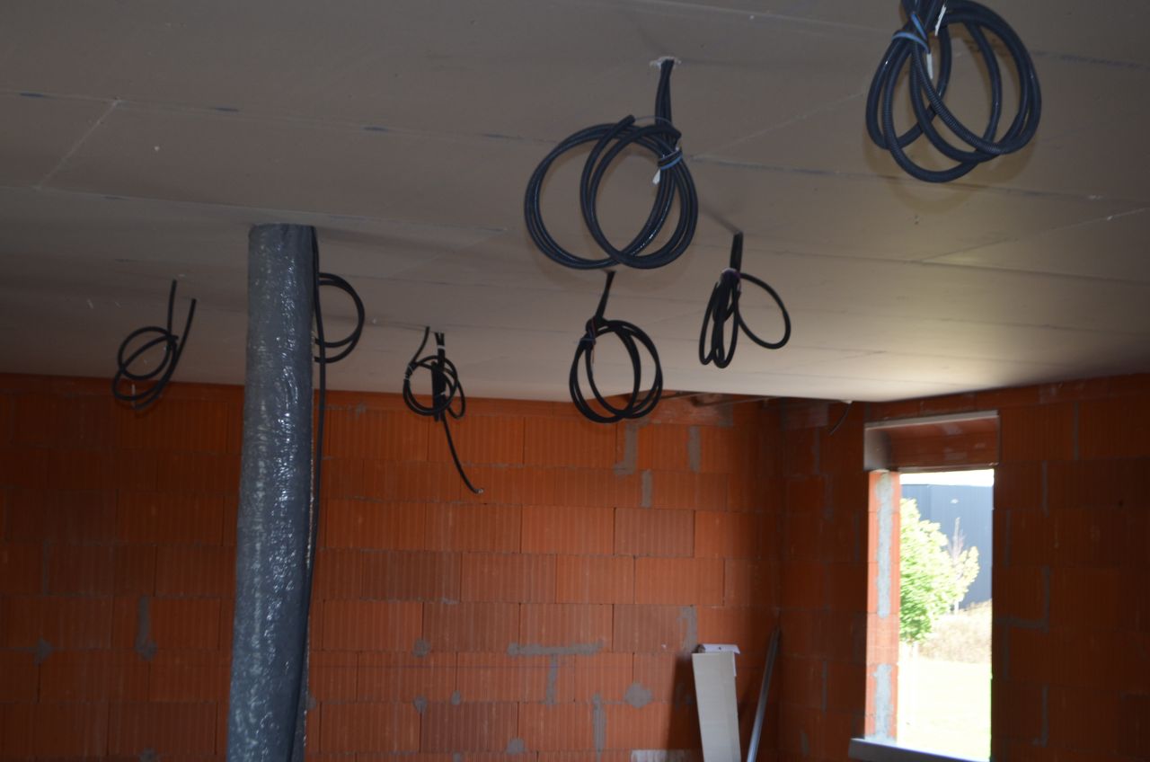 2015/09/11: Électricité: début de la mise en place des câbles et gaines