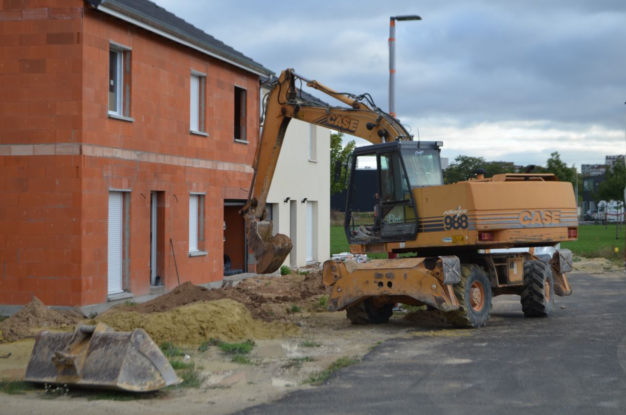 2015/09/14: Terrassement pour mise en place des gaines et évacuations
