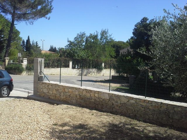 Clôture en pierre sèches terminée par mon mari et son père, 3 semaines de travail pour tout le tour de la maison!!