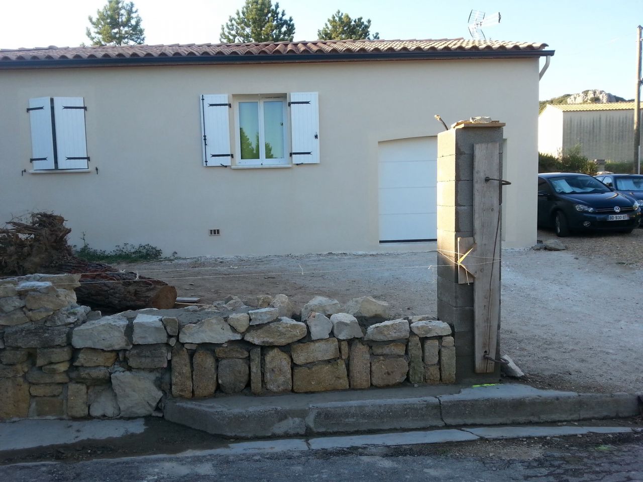 Montage du muret sur toute une partie qui n'existait pas!!