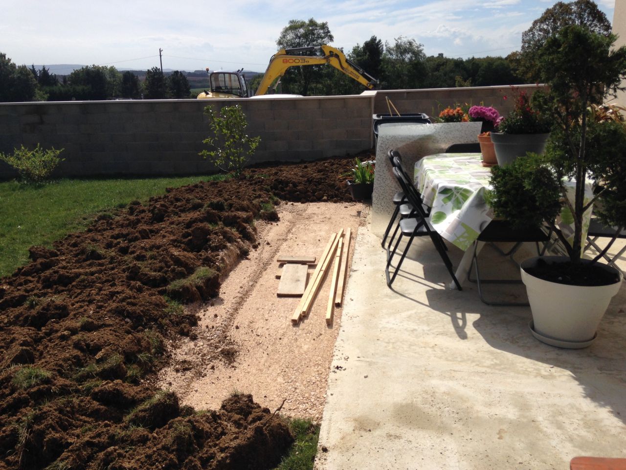 prolongement de la terrasse de 2m ( pour éventuellement l implantation par la suite dune pergola)