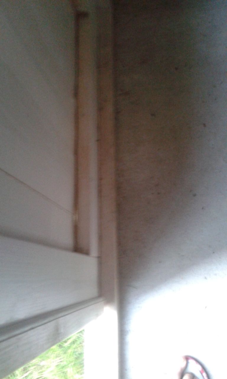 zoom sur l'encadrement de la porte côté intérieur. L'encadrement est posé sur la dalle béton