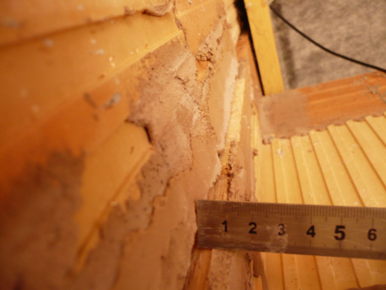 Mur désaxé d'1,5cm malgrés la reprise d'Ambition loire ain lyonnais (groupe teber avenir) juste avant l'expertise judiciaire.
<br />
Fissure considérer par le constructeur comme esthétique.
<br />
Par la Do problème d'assise différentiel et de terrassement.