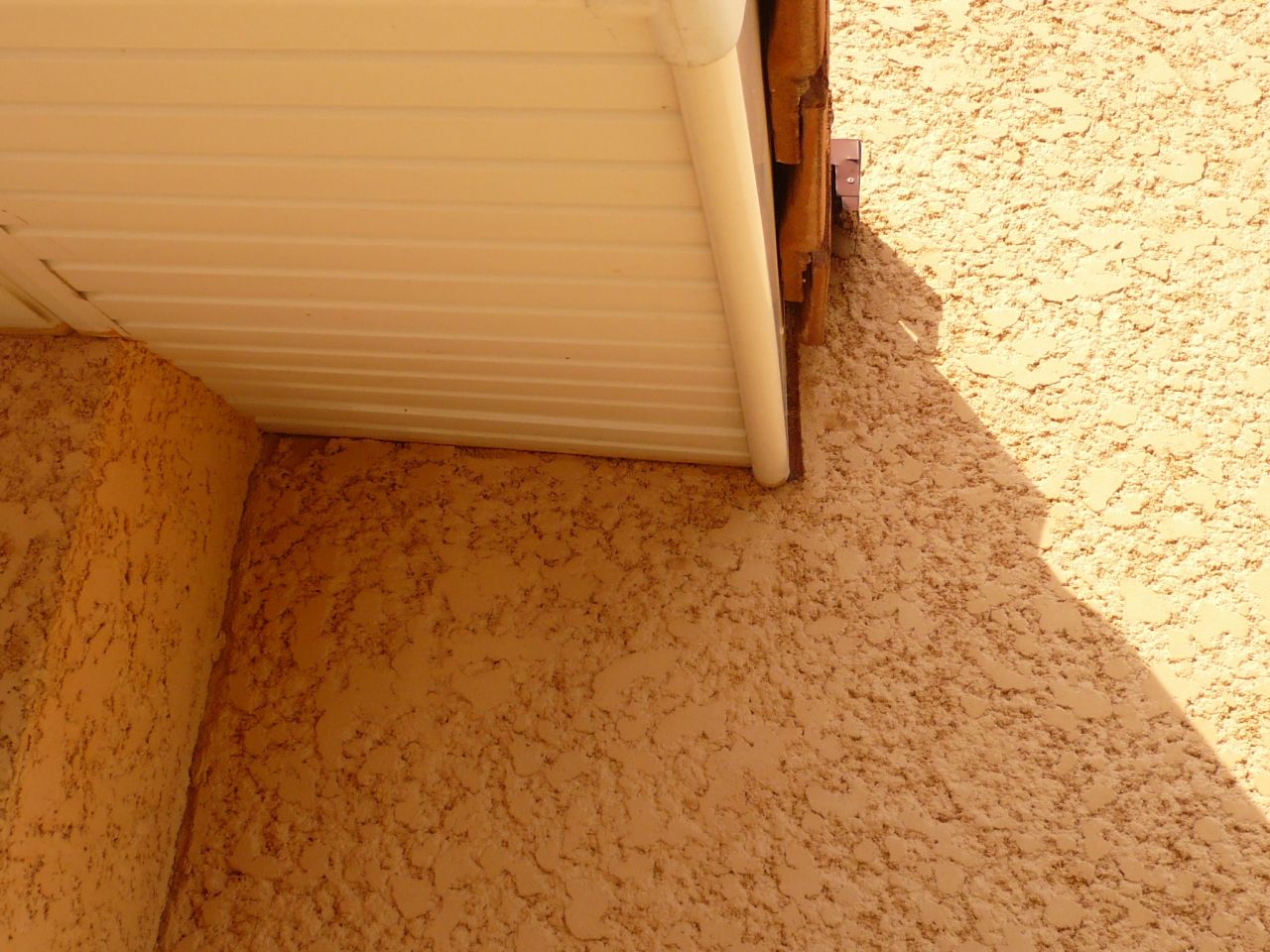 décalage du mur de 1.5 cm que l'on constate au niveau du contour de toit en PVC (fissure signalé par Abition loire ai lyonnais du groupe teber avenir comme esthétique).
<br />
Par la Do problème différentiel d'assise et de terrassement.