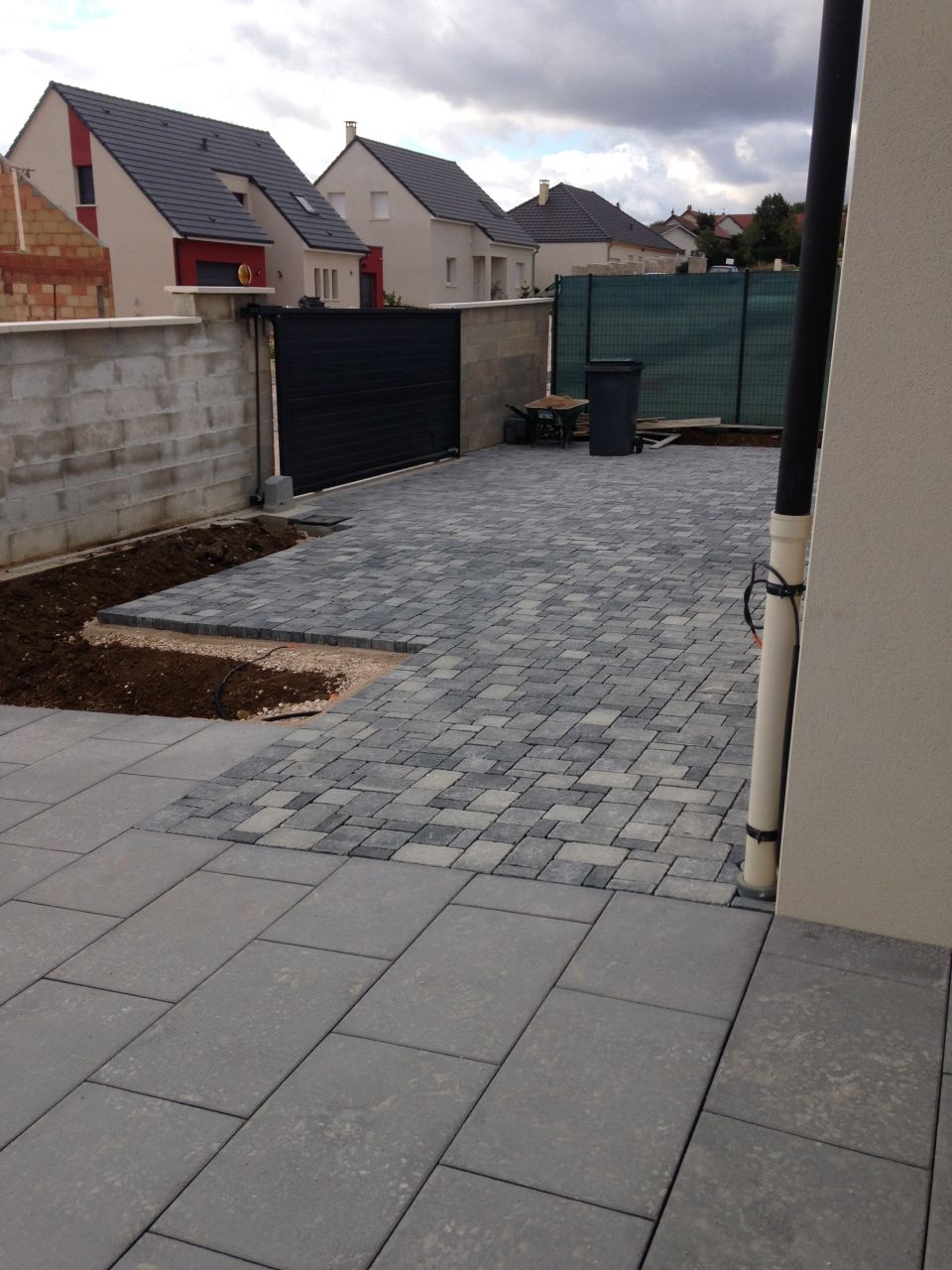 Mise en place du pavage dans les teintes gris ardoise