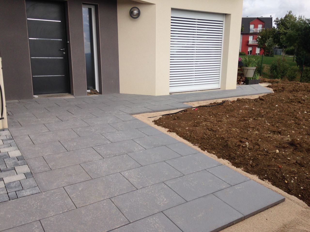 Mise en place du pavage dans les teintes gris ardoise