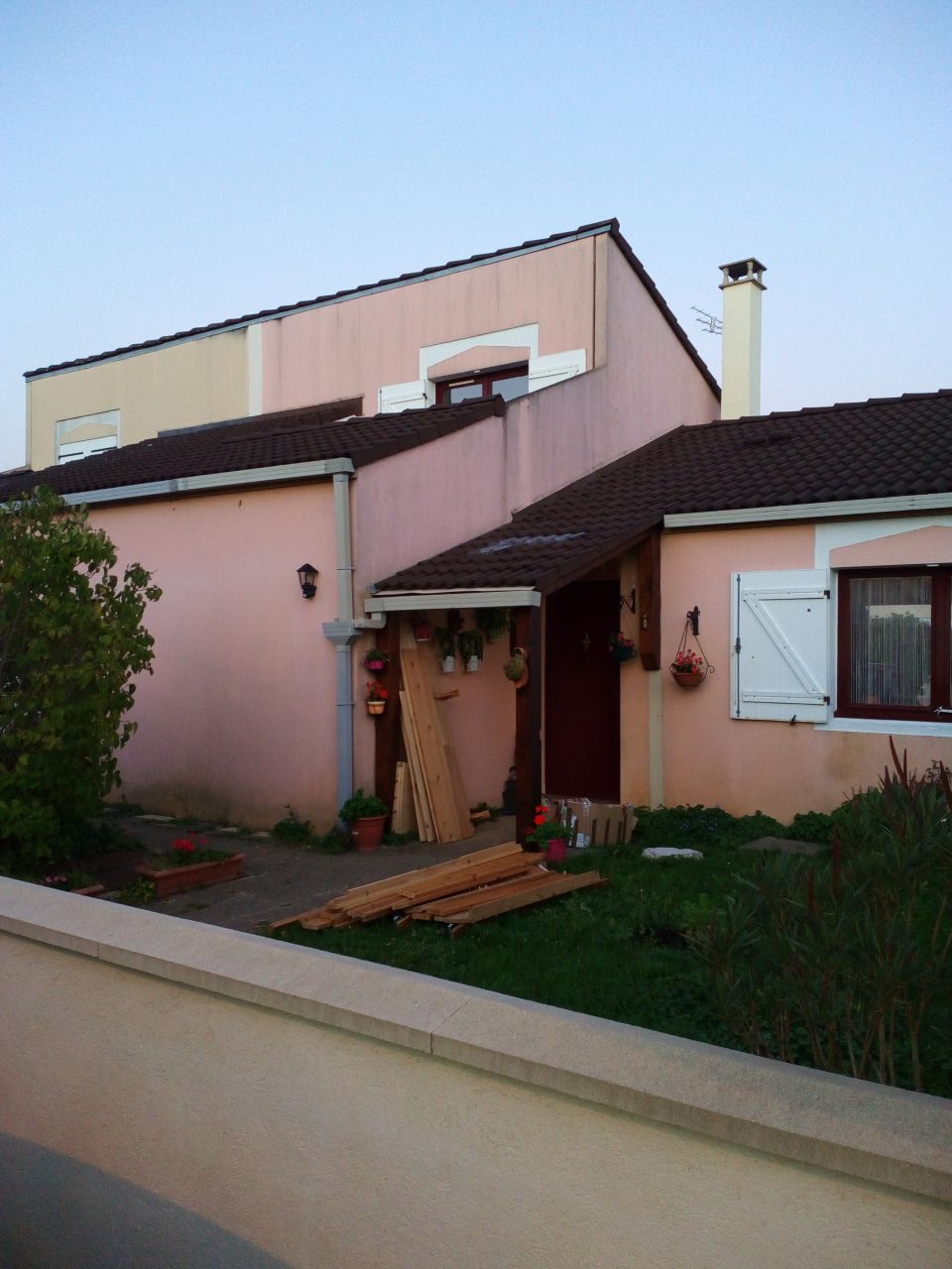 vue exterieur les fermettes se trouvent dans la chambre a l'etage derriere terrasse , toiture une pente le mur beton de 7 cm est 2m50 derriere le sommet de toiture , , en rcuprant 1m50 dans grenier perdu il reste encore 1m 40 de hauteur , la photo est trompeuse l'inclinaison du toit n'est en realit pas si raide .