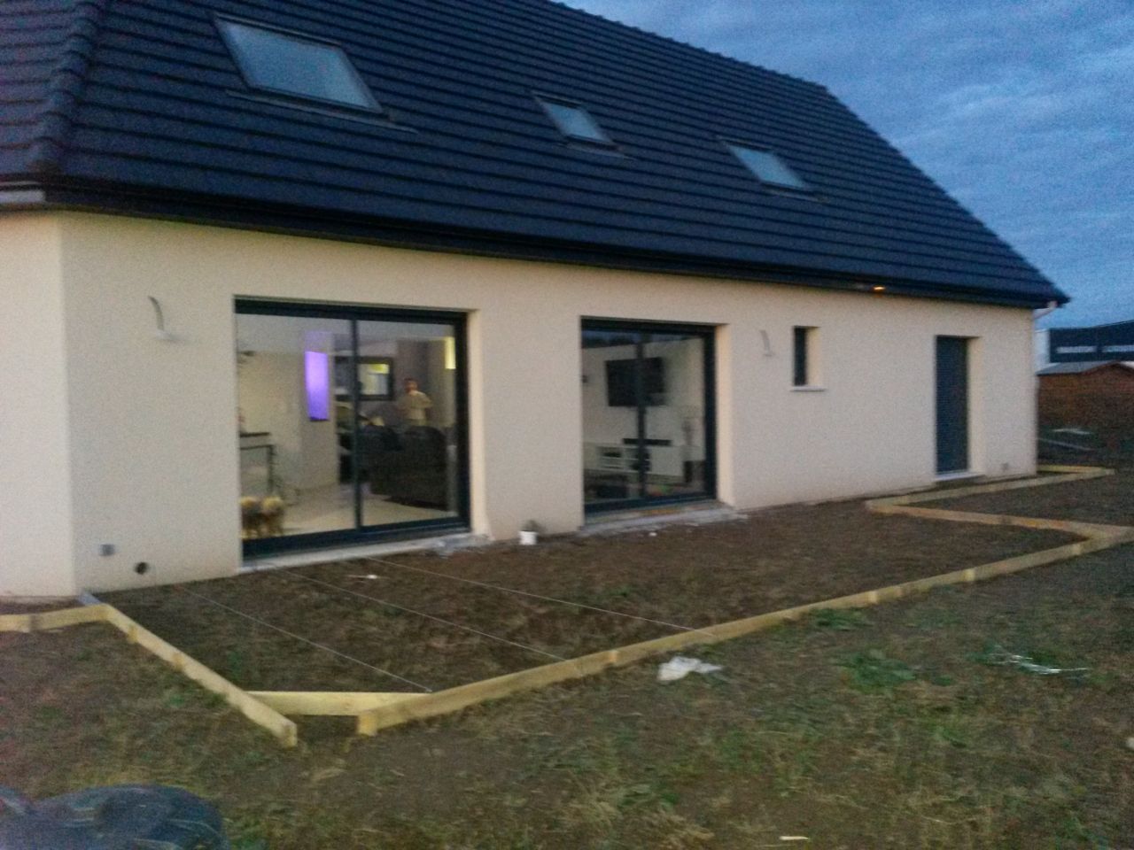 Terrasse en béton noir, motifs avec pavés de rue
