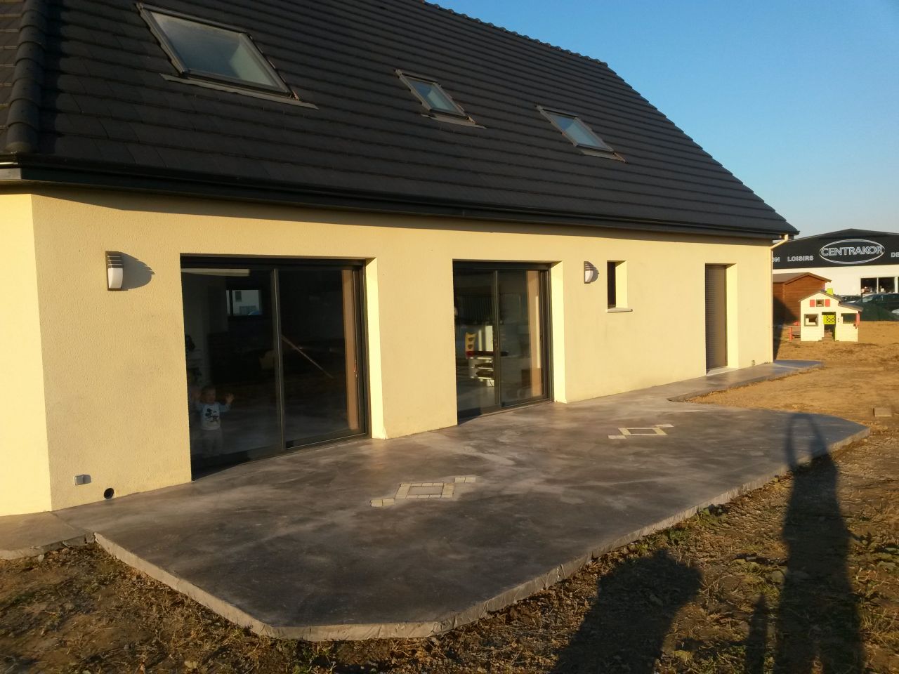 Terrasse en béton noir, motifs avec pavés de rue