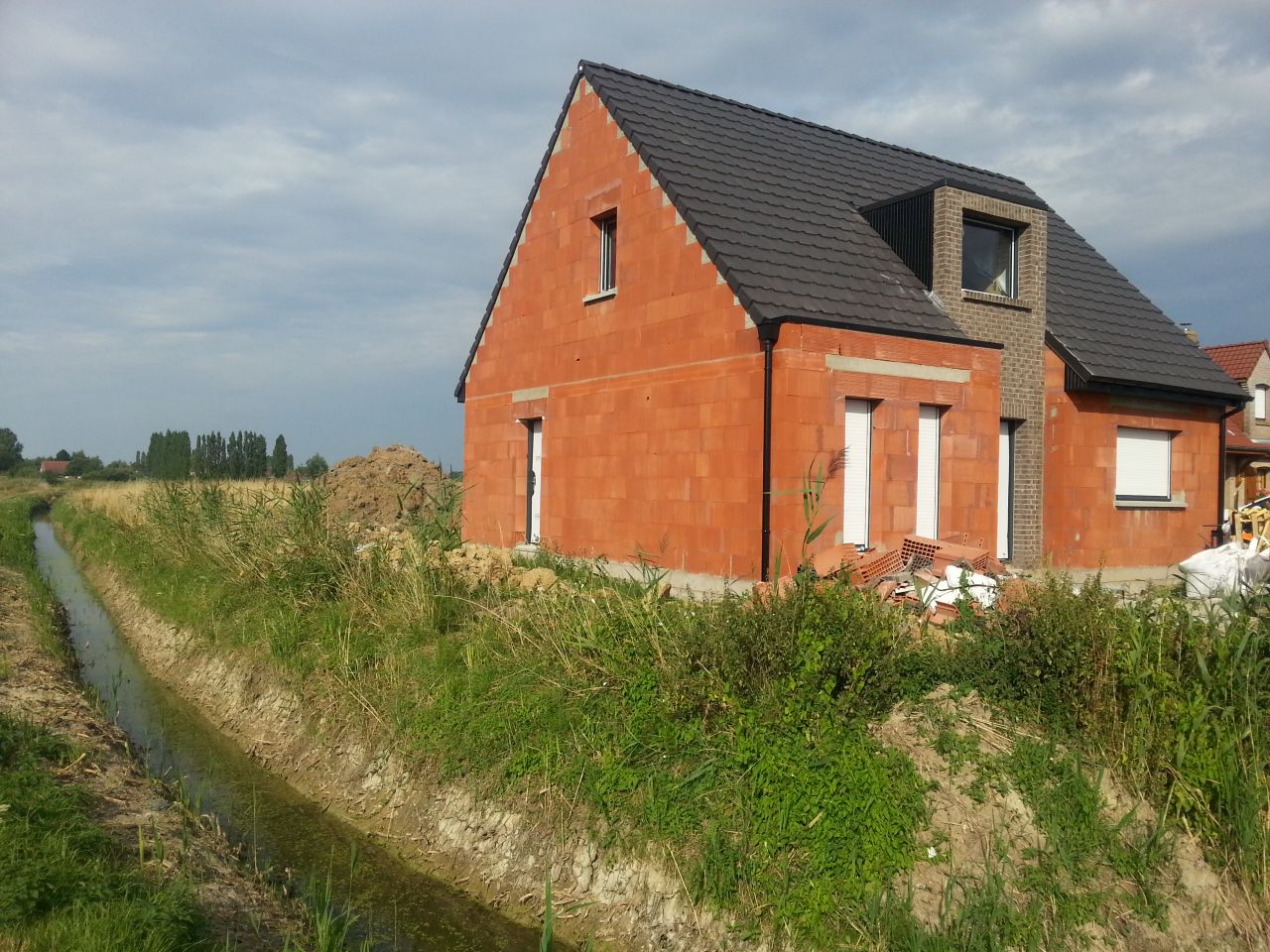 Devant de la maison avec les volets roulants installs