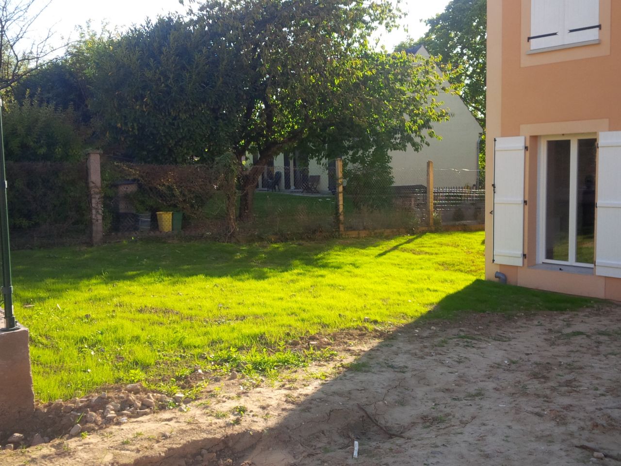 Devant la maison gazon pousse et pousse Devant la maison gazon pousse et pousse