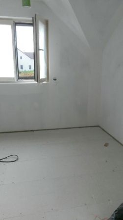 Voilà notre chambre enduite et poncée