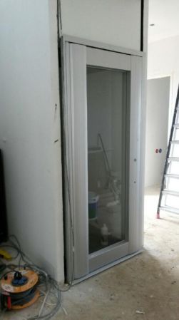Voici l'ascenceur installé. porte du RDC