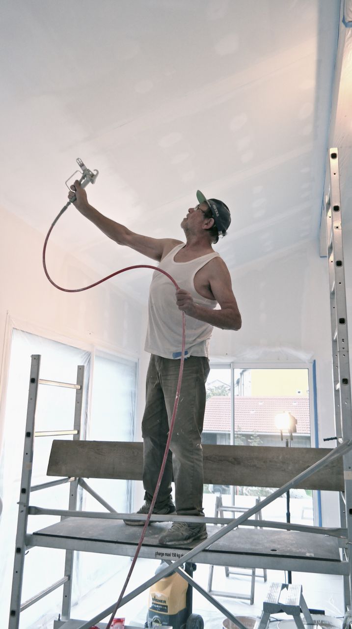 Peinture à l'airless en une passe, seul quelques oublis ou manques ont été repris par endroit avec un léger voile. Peinture Matiotan de chez Heliotan. Très haut pouvoir couvrant. Super finition.