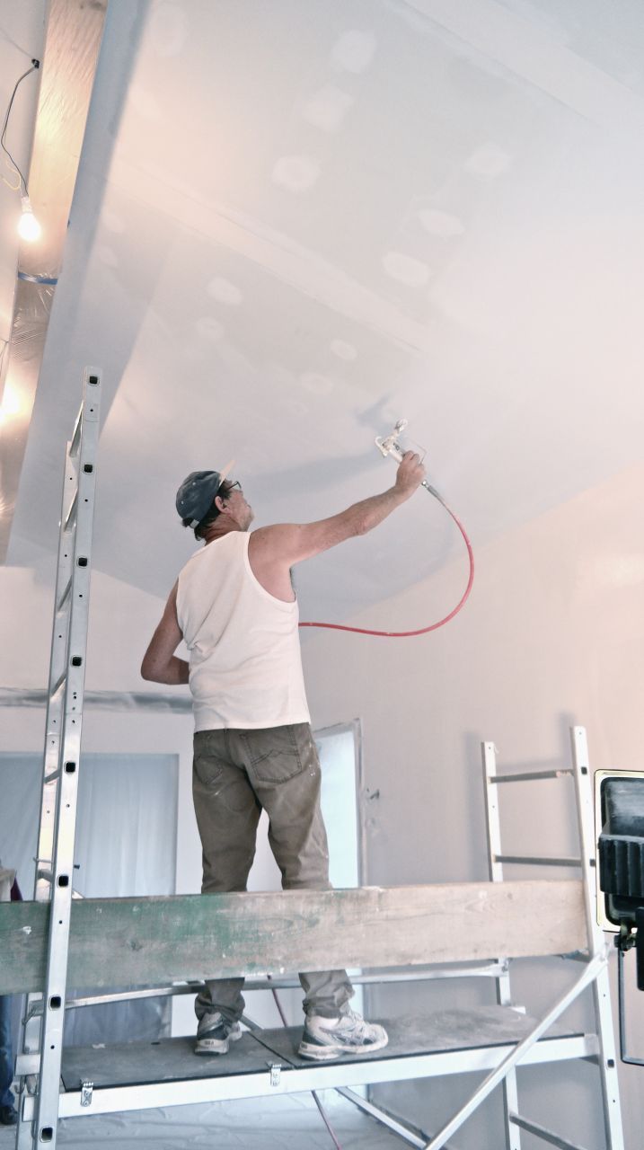 Peinture à l'airless en une passe, seul quelques oublis ou manques ont été repris par endroit avec un léger voile. Peinture Matiotan de chez Heliotan. Très haut pouvoir couvrant. Super finition.