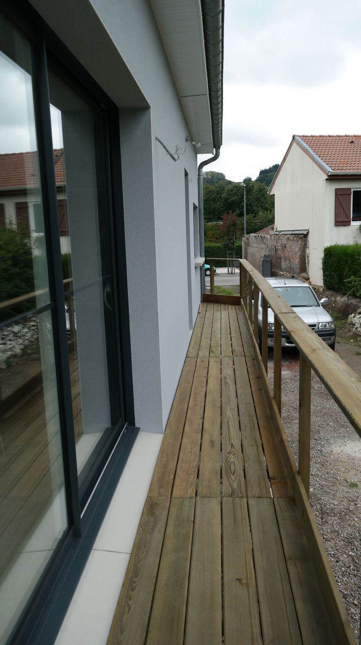 montage de la coursive qui rejoint la cuisine à la terrasse arrière