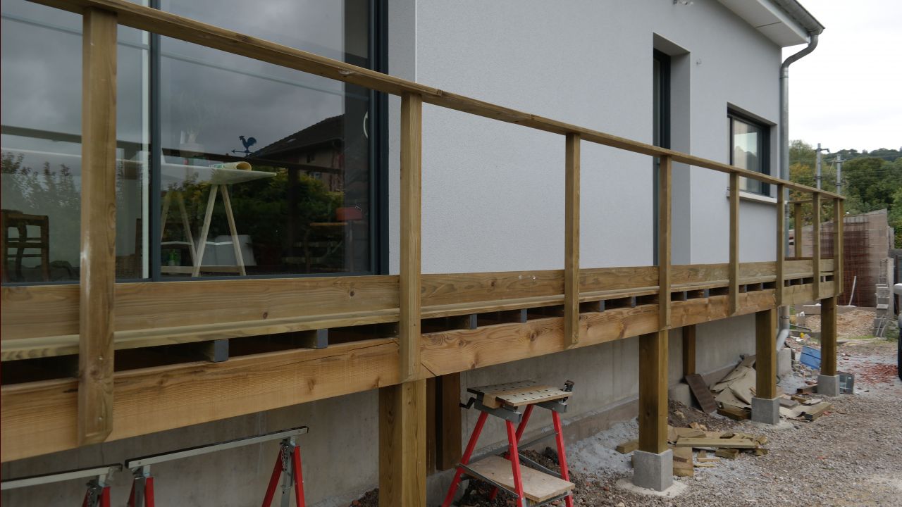 montage de la coursive qui rejoint la cuisine à la terrasse arrière