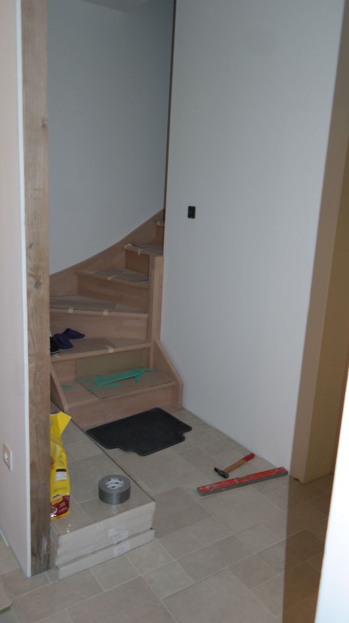 Escalier frêne en deux parties pour accès au 1er étage au dessus de la chaufferie-laverie