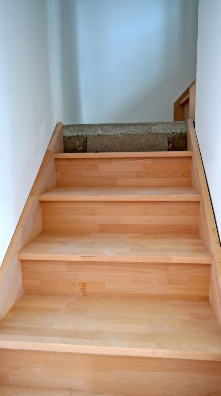 Escalier frêne en deux parties pour accès au 1er étage au dessus de la chaufferie-laverie