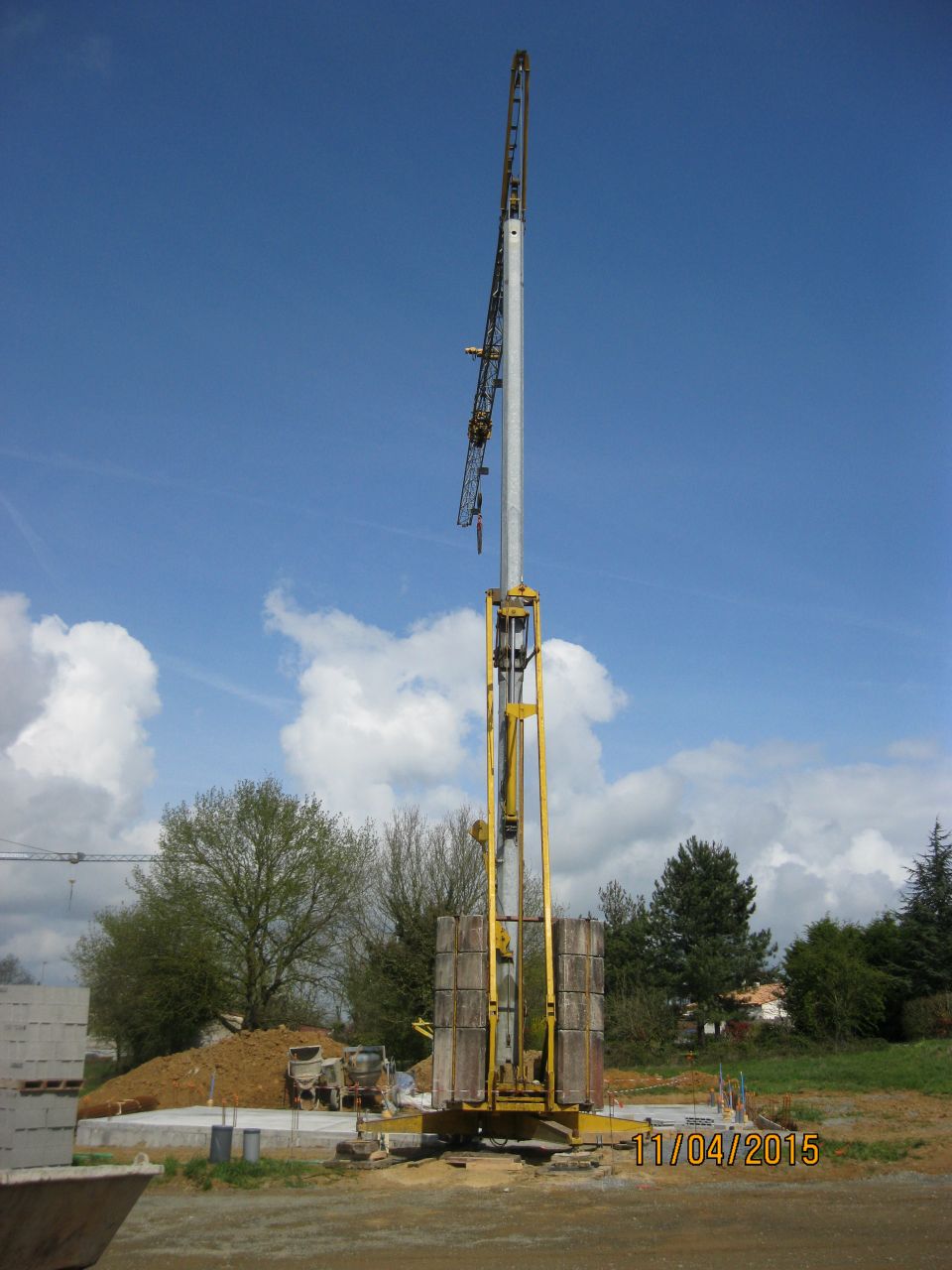 ouh la jolie grue!! pour notre petite maison nous avons le droit a un tel mastodonte! ouah les privilgis!