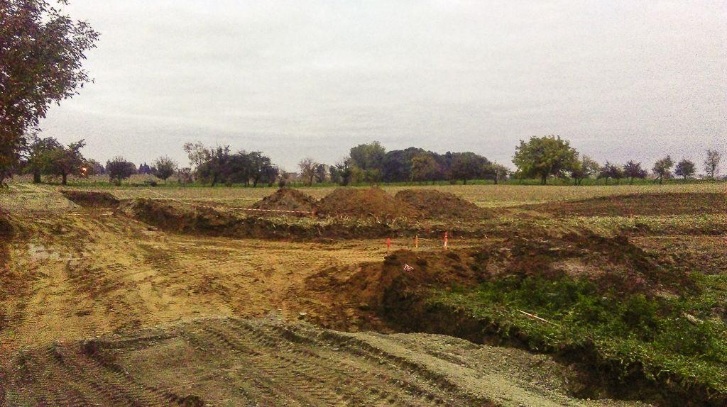 Vue sur la voirie en construction et ce qui sera notre futur terrain (3 tas de terre).