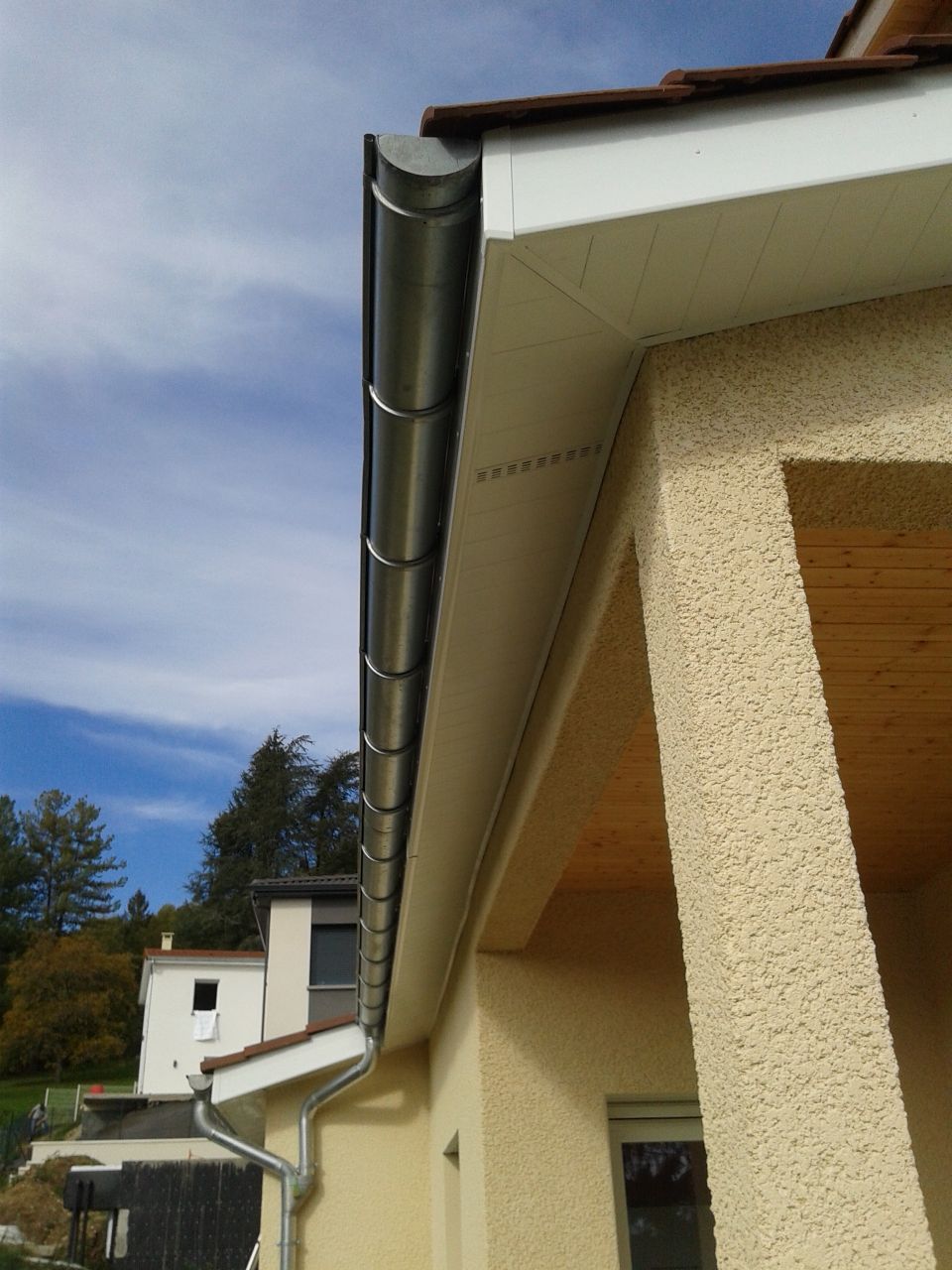 Debord de toit pvc rénovation belrive.

Pose par mes soins.