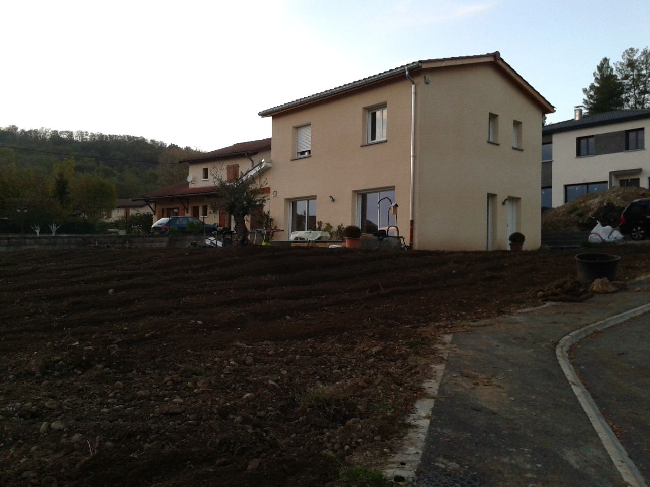 Préparation du terrain avant gazon