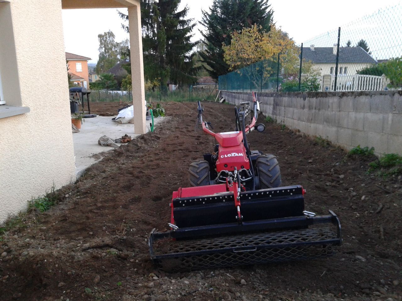 Préparation du terrain avant gazon

empierreuse