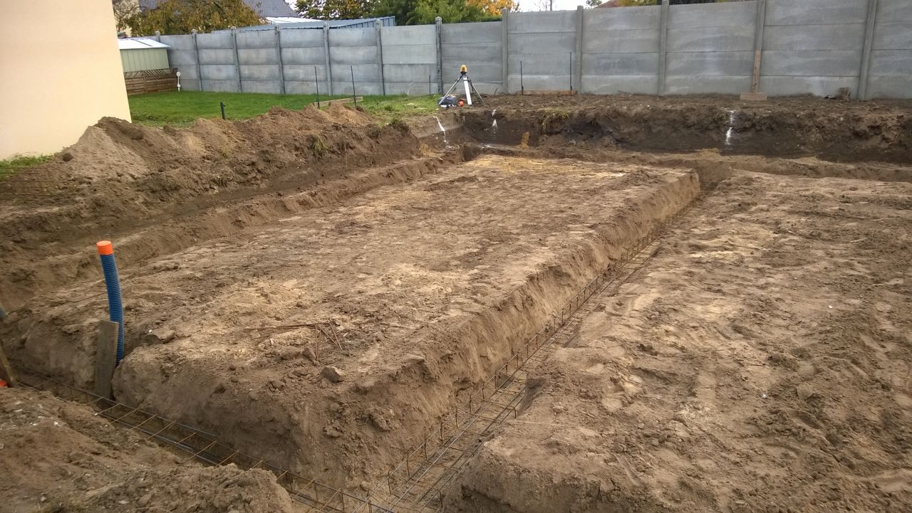 Fondations creuses  environ 80cm de profondeur pour vide sanitaire.