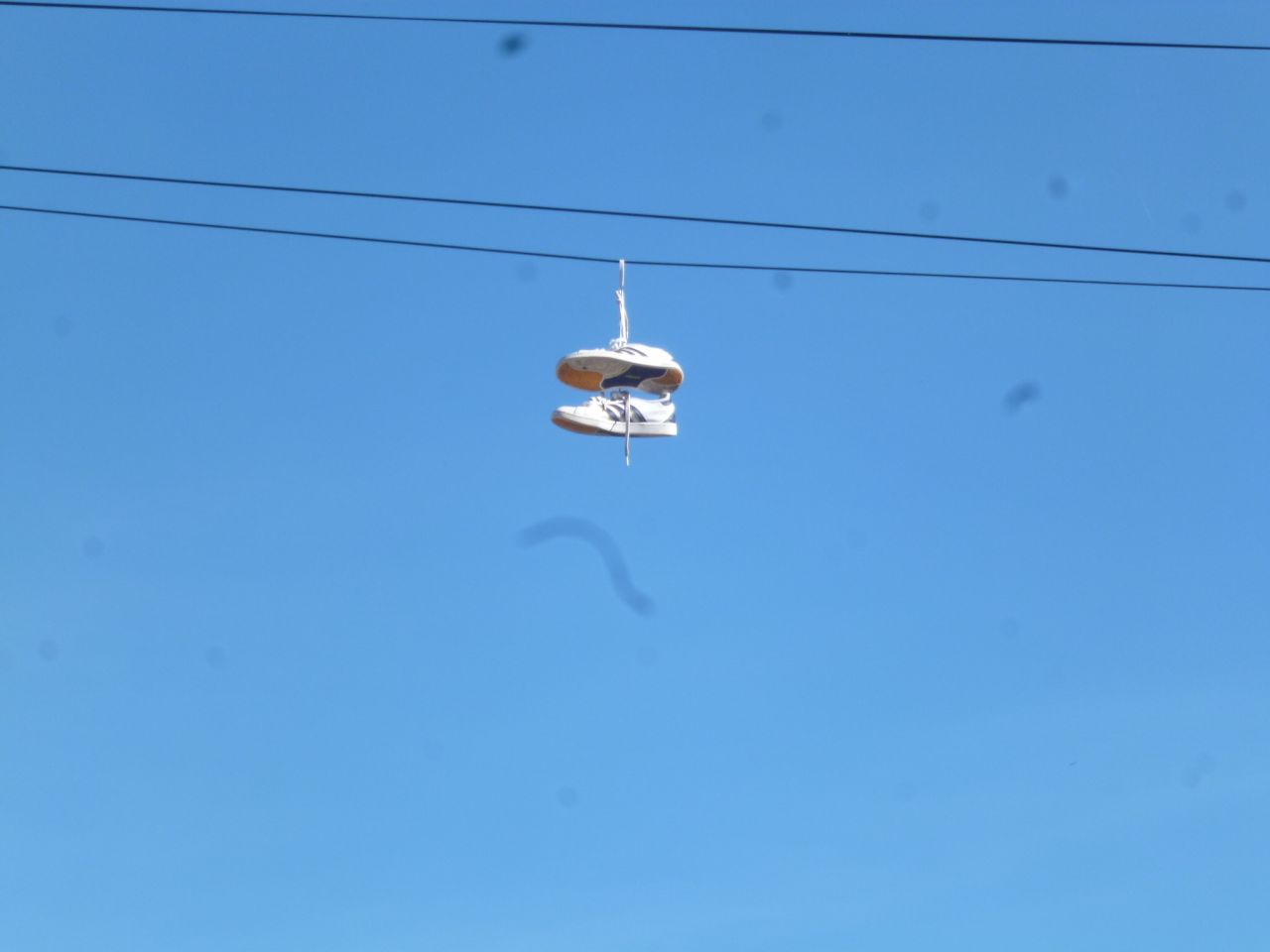 AVIS A LA POPULATION LIVRYENNE : qqn à oublié ses baskets sur le fil électrique ! mdr