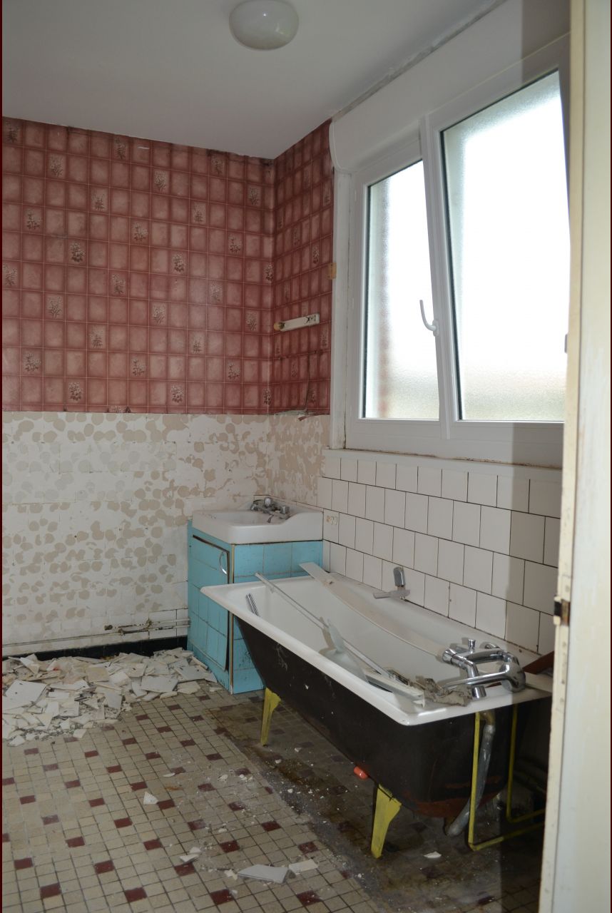 dmolition de la faence dans la salle de bain, demontage de la baignoire et lavabo