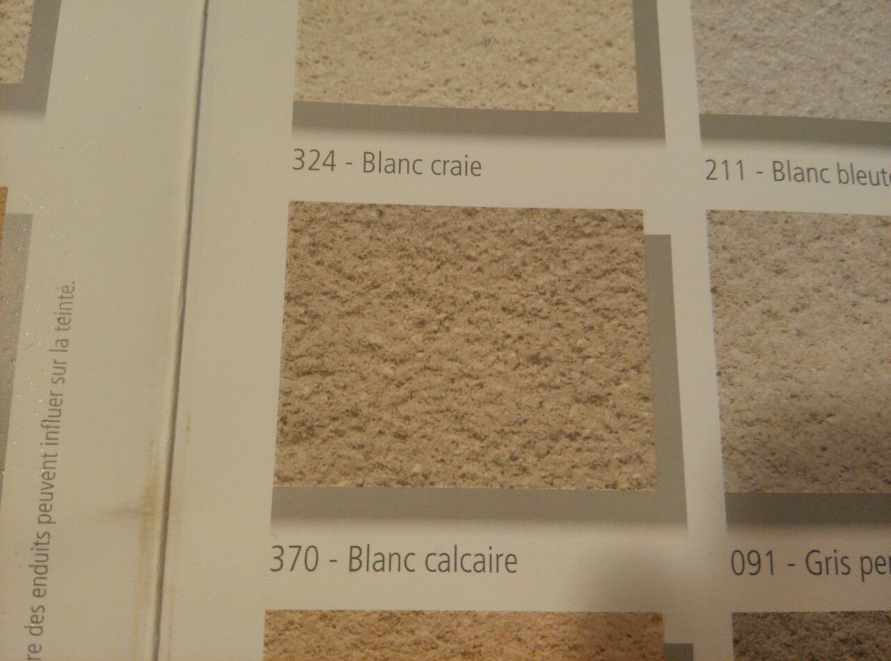 Teintes du crépi bi-colore de la maison.
<br />
Nous avons choisi d'associer la PIERRE GRISEE (code 279) et le BLANC GRANITE (370).