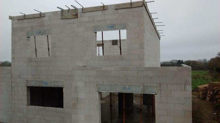 L'élévation de la maison est terminée.
