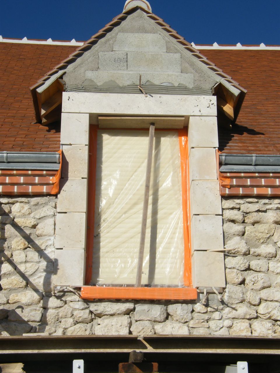 Encadrement des lucarnes en pierre collée. Calcaire de Beauce