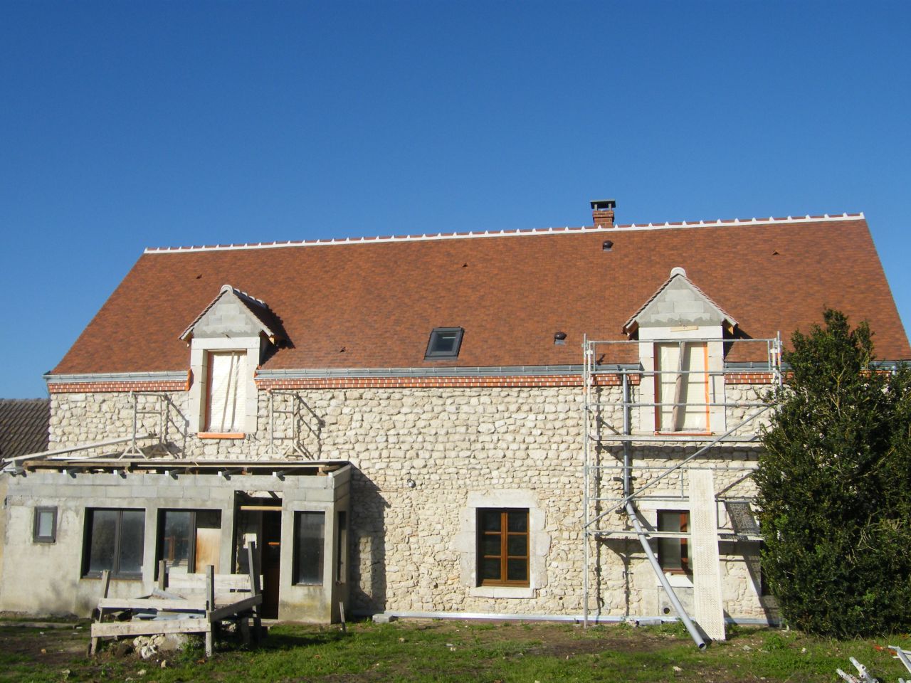 Encadrement des lucarnes en pierre collée. Calcaire de Beauce