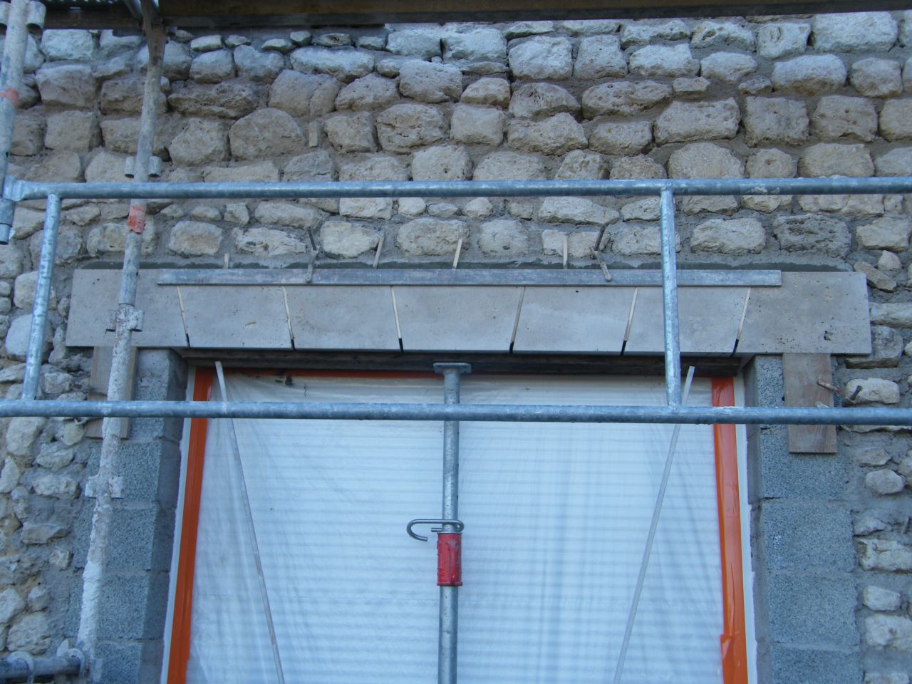 Encadrement des lucarnes en pierre collée. Calcaire de Beauce