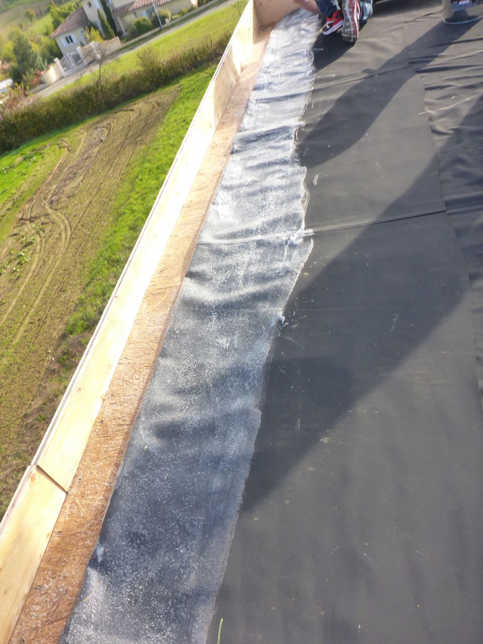 Double encollage en pieds d'acrotère / membrane EPDM