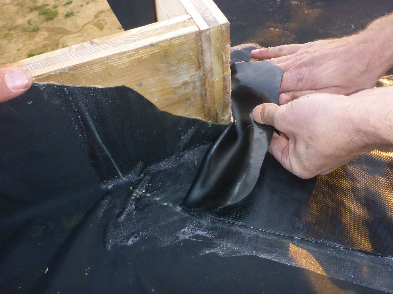 Mise en place d'un flashform dans un angle rentrant / membrane EPDM