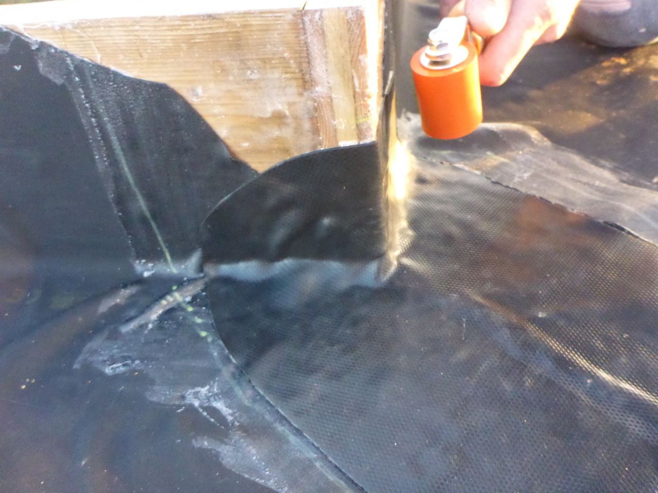 Mise en place d'un flashform dans un angle rentrant / membrane EPDM