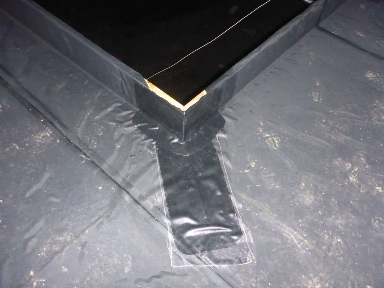 Mise en place d'un flashform dans un d'un angle rentrant / membrane EPDM