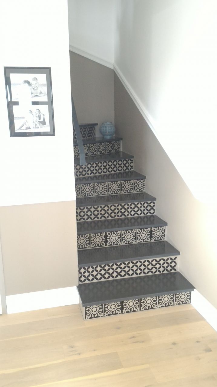 L'escalier est termin avec ses stickers carreaux de ciment sur les contre marches !
