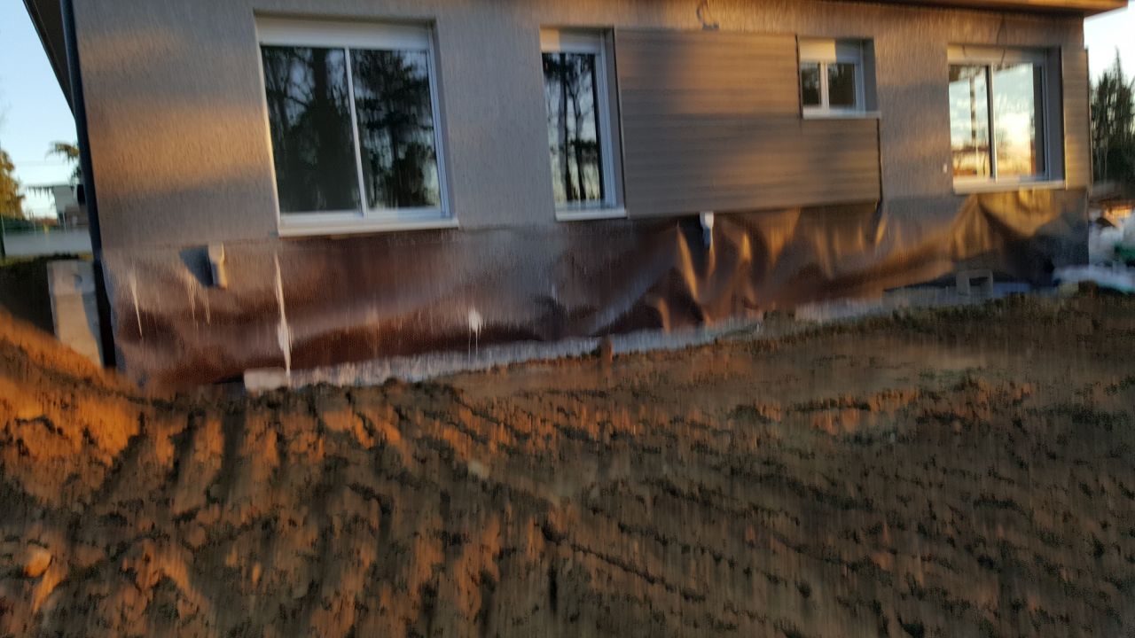 Un peu floue la photo mais l'espace est prêt pour la future terrasse