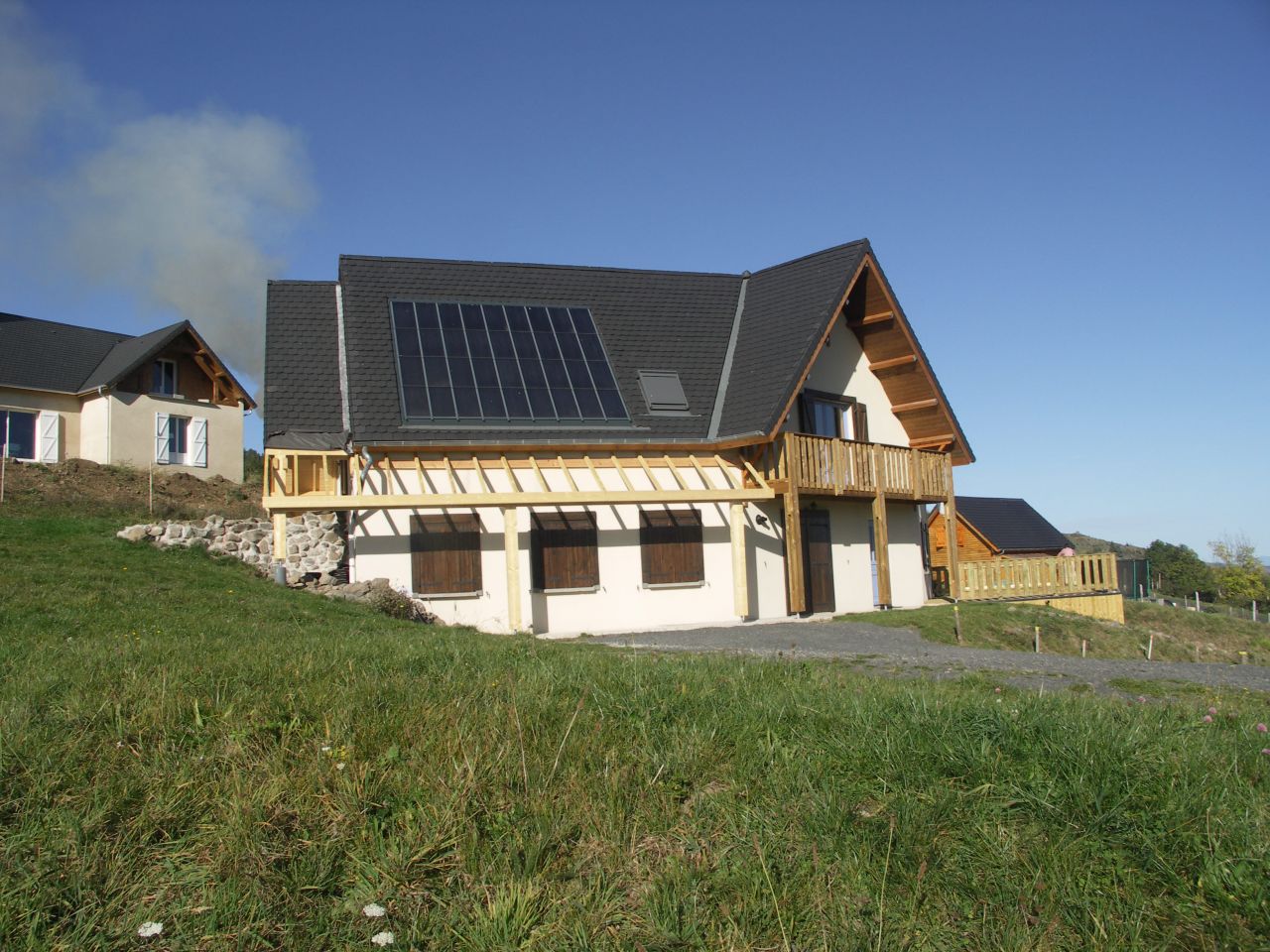 Construction de l'auvent casquette (pare soleil l'été). La photo a été prise le 31/10/2014 à 14h. On voit qu'en hiver, le soleil donnera sur les fenêtres mais pas en été.