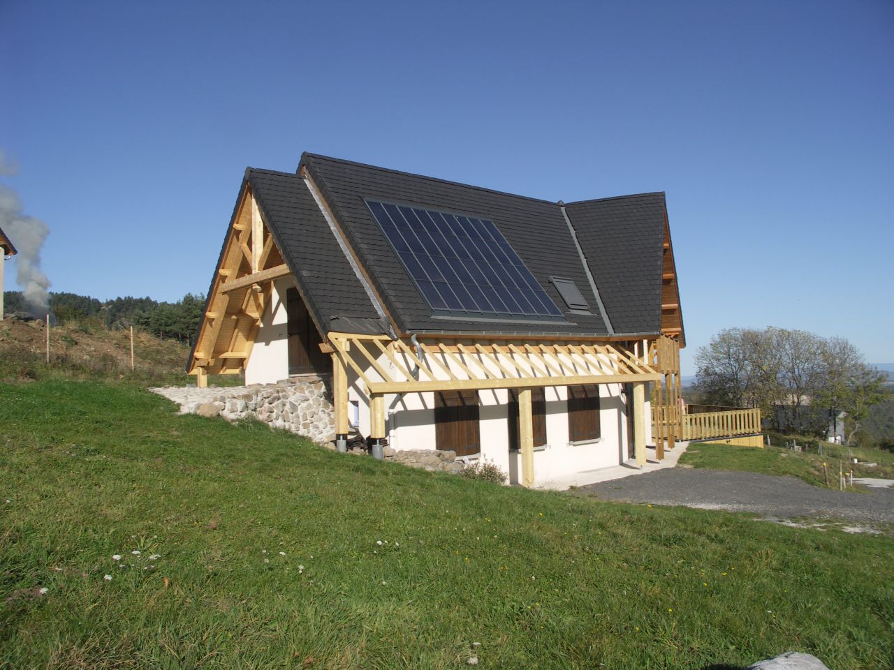 Construction de l'auvent Ouest qui protège le pignon des pluies sous le vent dominant d'ouest. Il fait aussi casquette (pare soleil l'été). La photo a été prise le 31/10/2014 à 14h.