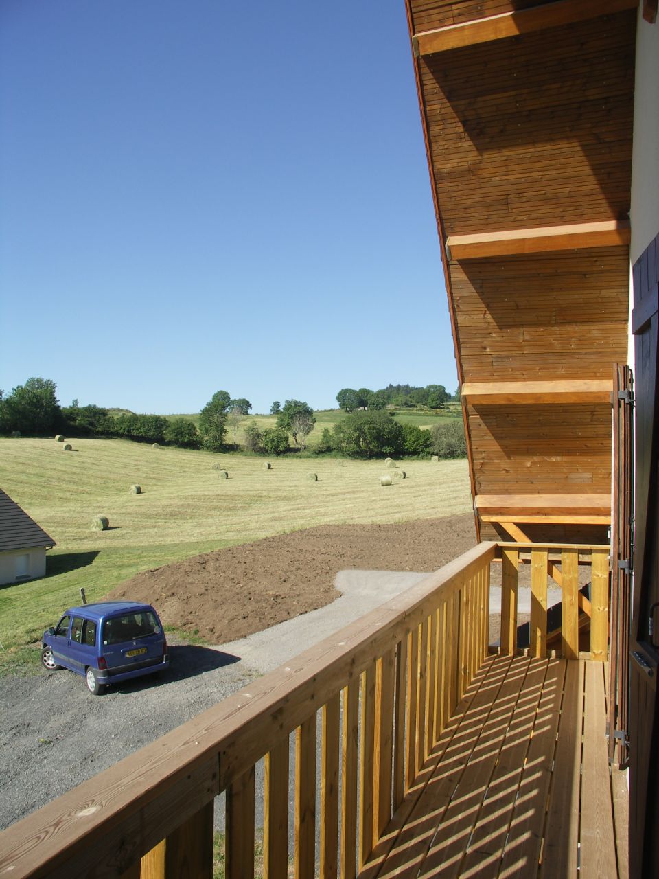 Vue du balcon. Très agréable aux beaux jours..