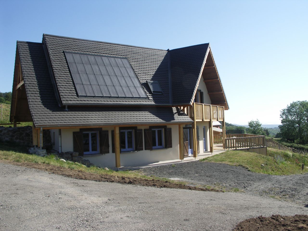 L'ensemble des auvent, casquette, balcon et terrasse, terminés.
<br />
Un voit les 20 m² de panneaux <a href=