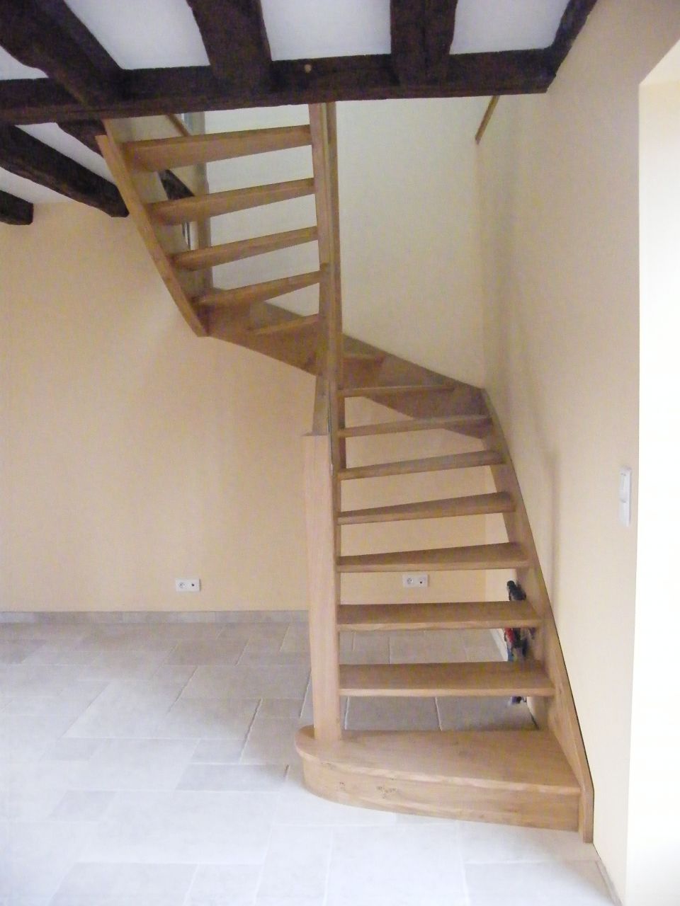 Escalier en chêne vitifié.