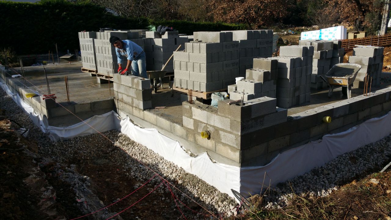 Les murs commencent à monter