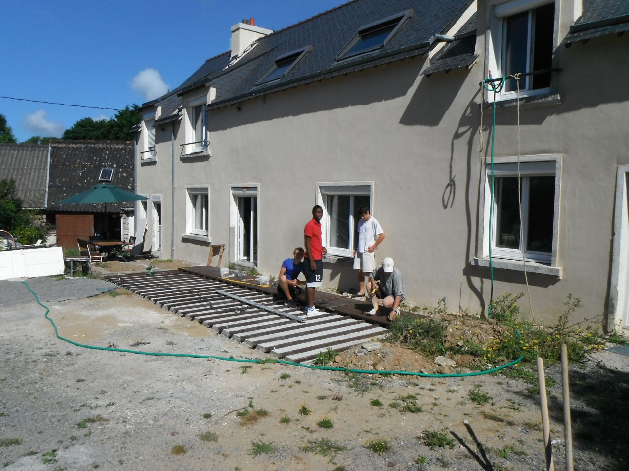 Enduit  la chaux fait par une entreprise et demarrage de la terrasse